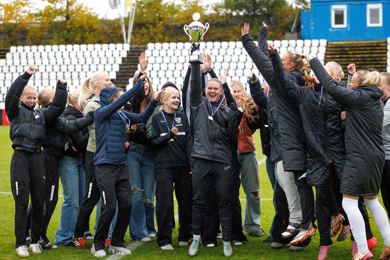 KSÍ kom með bikarinn fyrir FH stelpurnar tveimur dögum seinna