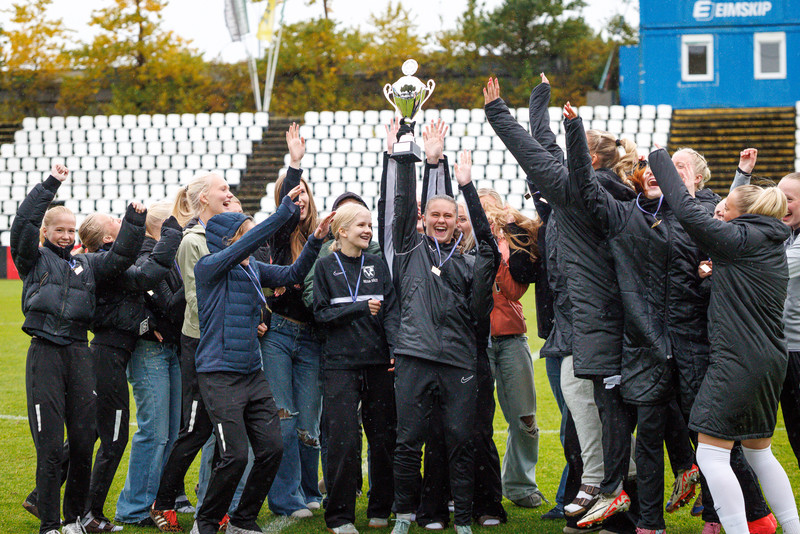 KSÍ kom með bikarinn fyrir FH stelpurnar tveimur dögum seinna