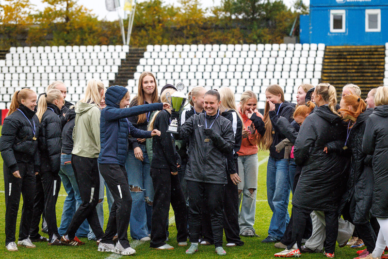 KSÍ kom með bikarinn fyrir FH stelpurnar tveimur dögum seinna