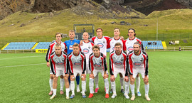 ÍBV spilaði í endurgerð af sögufrægum búningum