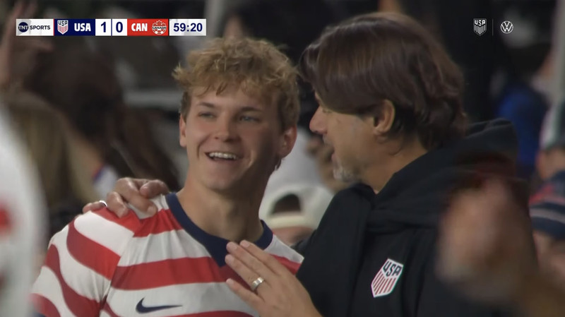 Cole Campbell brosandi rétt áður en hann kom af bekknum.