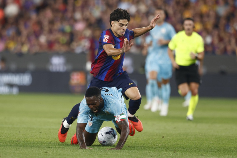 Fjölhæfur varnarmaður framlengir við Barcelona