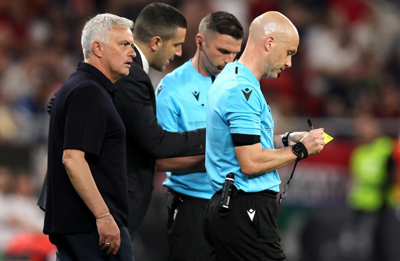 Anthony Taylor og Jose Mourinho í umræddum leik