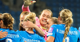Ísland skoraði fimm og er komið í úrslit umspilsins