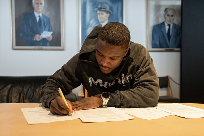 Omar Sowe skrifar undir í Vesturbænum.